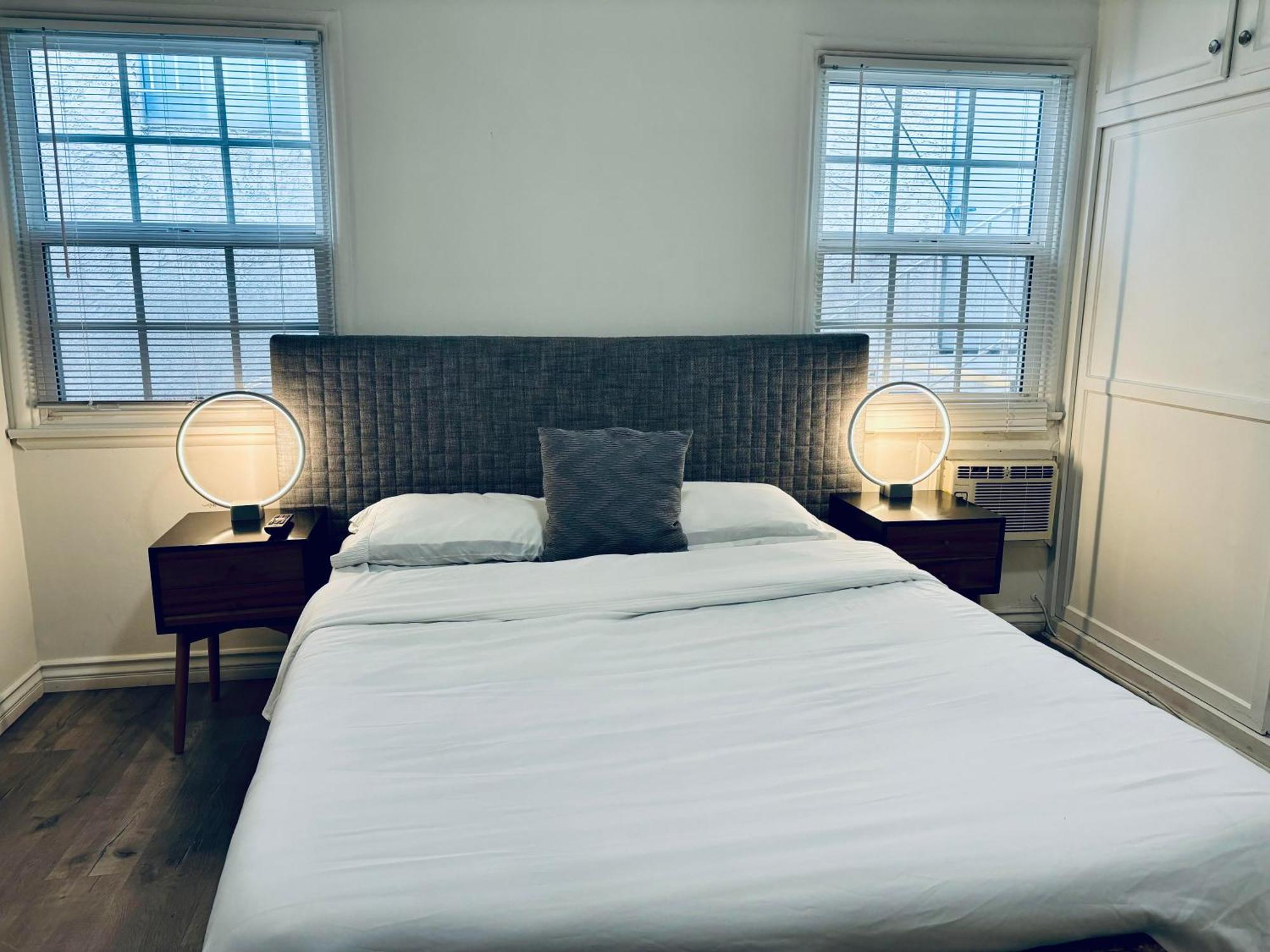 Modern, 1 Bed Condo, Downtown Century Apartamento